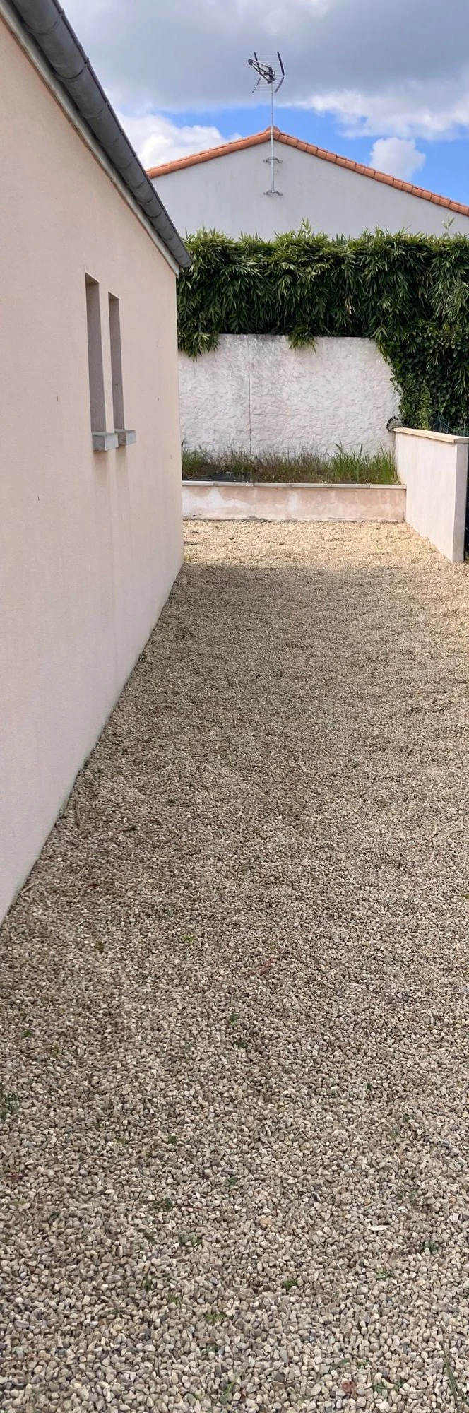 Désherbage gravier par professionnel du jardin